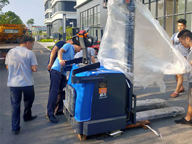 科力電動堆高車進(jìn)行裝卸、堆高、堆垛和短距離運輸作業(yè)